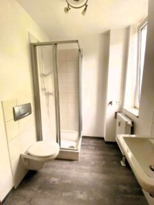 Badezimmer mit Tageslicht, Dusche und WM-Anschluss