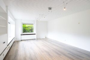 Geräumiges Arbeitszimmer