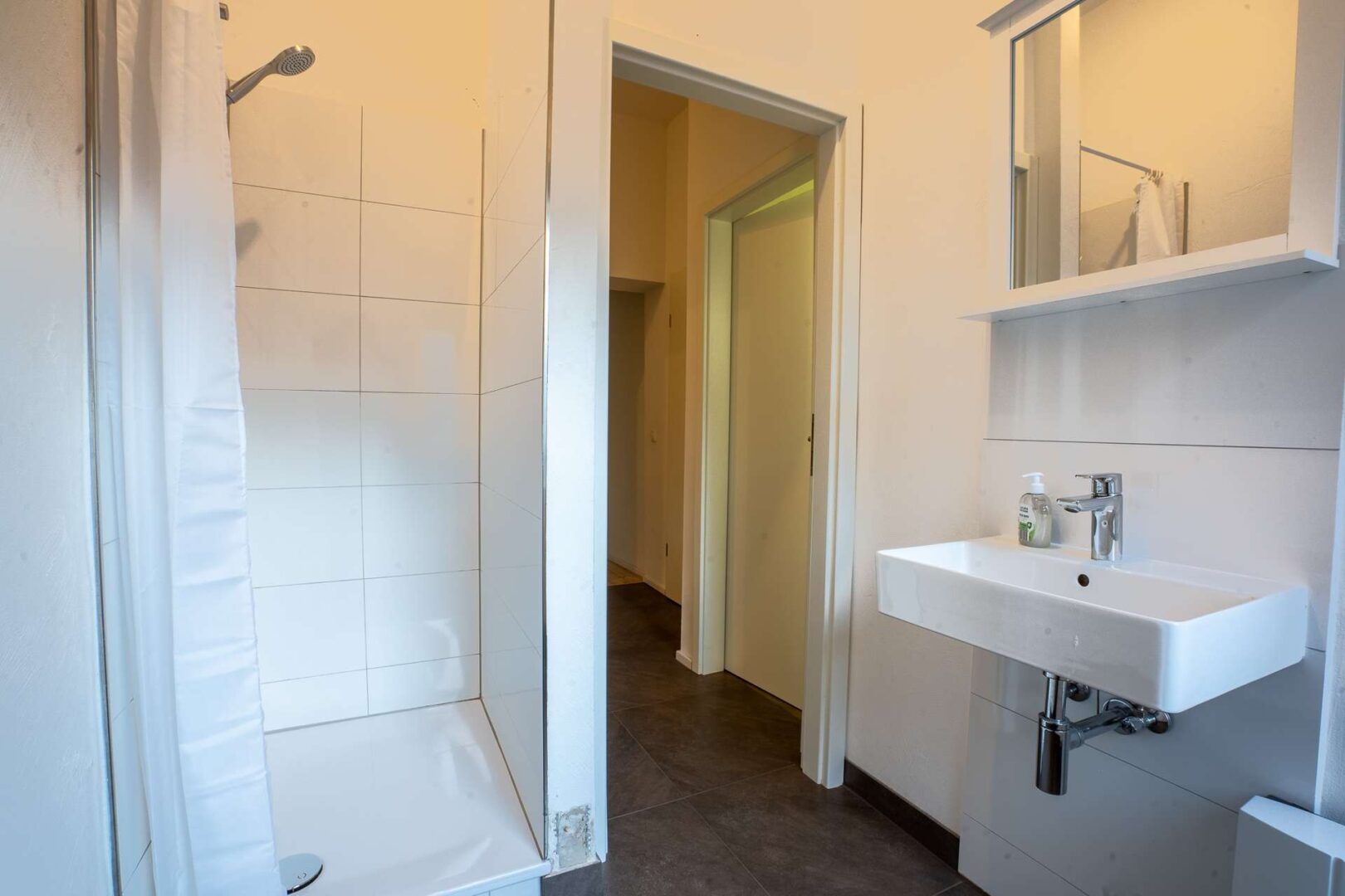 Modernes Duschbad im EG (Nr. 1)