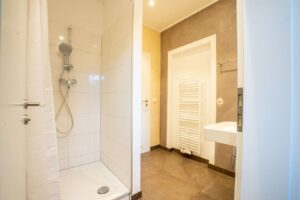 Duschbadezimmer in der 49a