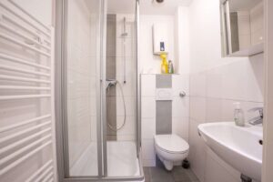 Geplfegtes, modernes Badezimmer im 1. OG Links