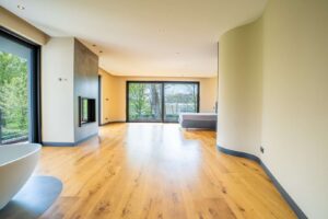 Master-Schlafzimmer mit Kamin, Bad en Suite und umlaufenden Balkon (WE1)