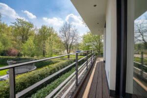 Umlaufender Balkon im Master-Schlafzimmer (WE1)