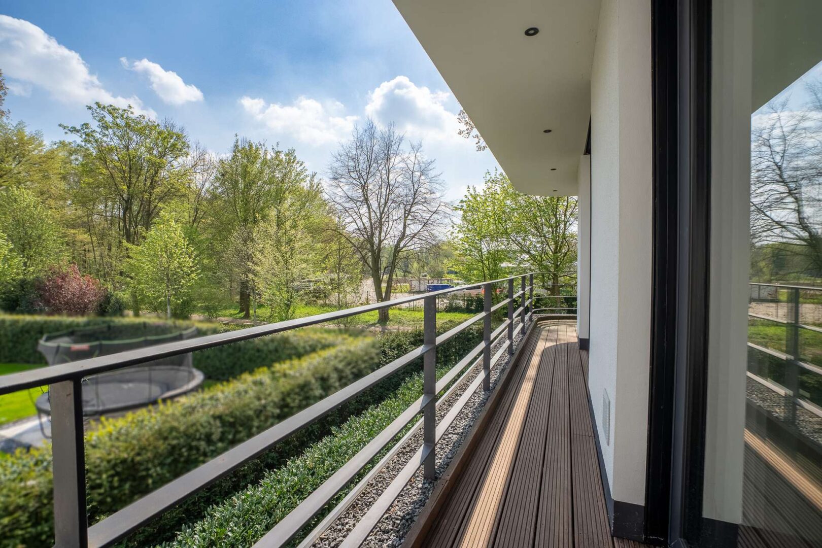 Umlaufender Balkon im Master-Schlafzimmer (WE1)