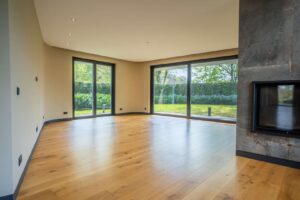 Offenes, helles Wohnzimmer mit Kamin (WE1)