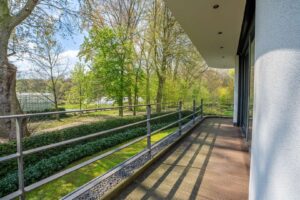 Umlaufender Balkon im Master-Schlafzimmer (WE1)