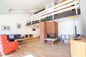 Helles Wohnzimmer mit Kaminofen und Galerie