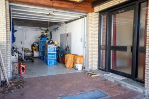 Überdachter Hauseingang und große Garage