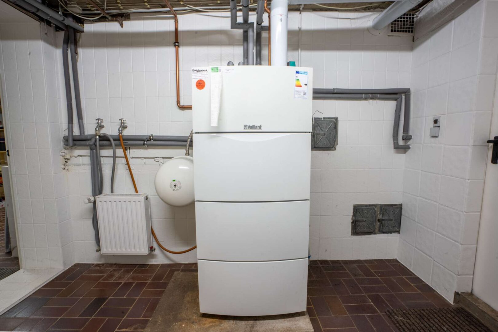 Vaillant Gas-Brennwert Anlage von 2006 im Keller