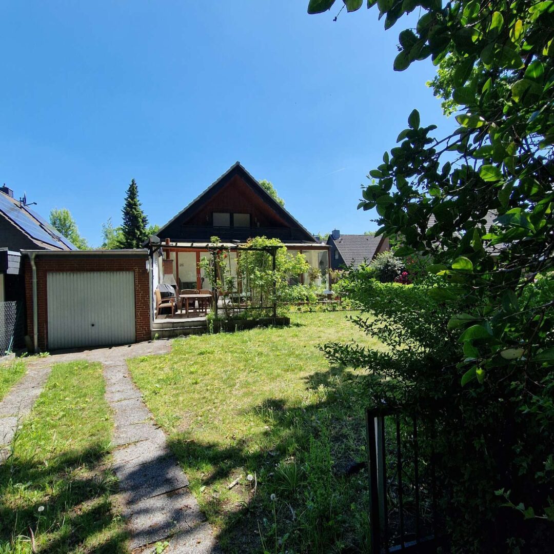 Westseite mit Garage
