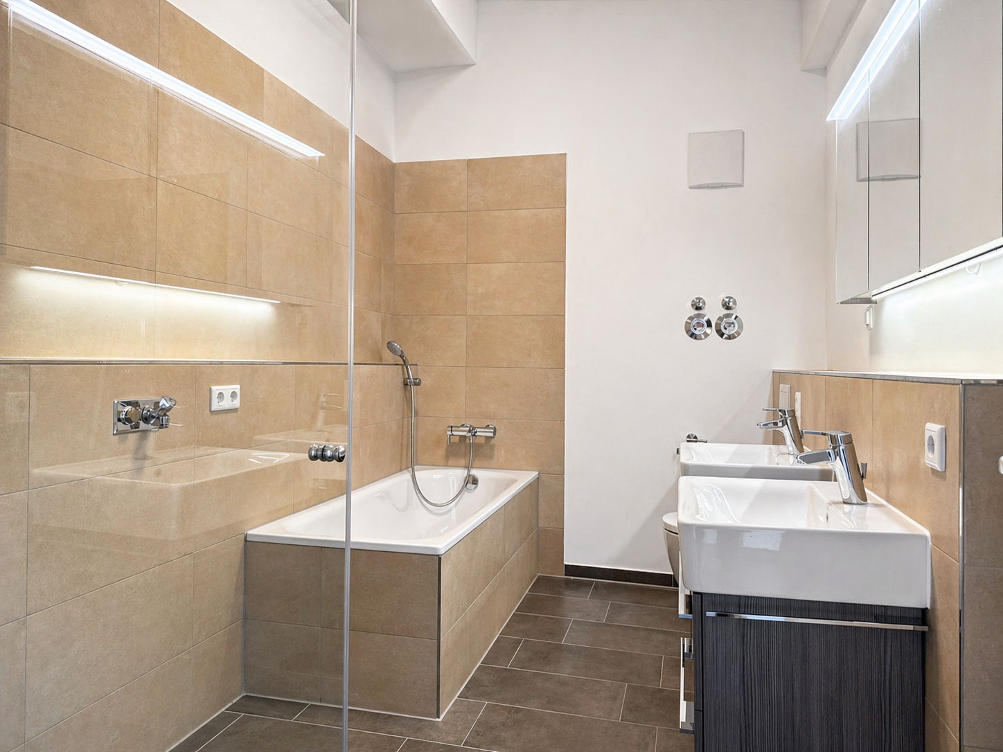 Bad mit Wanne und Dusche