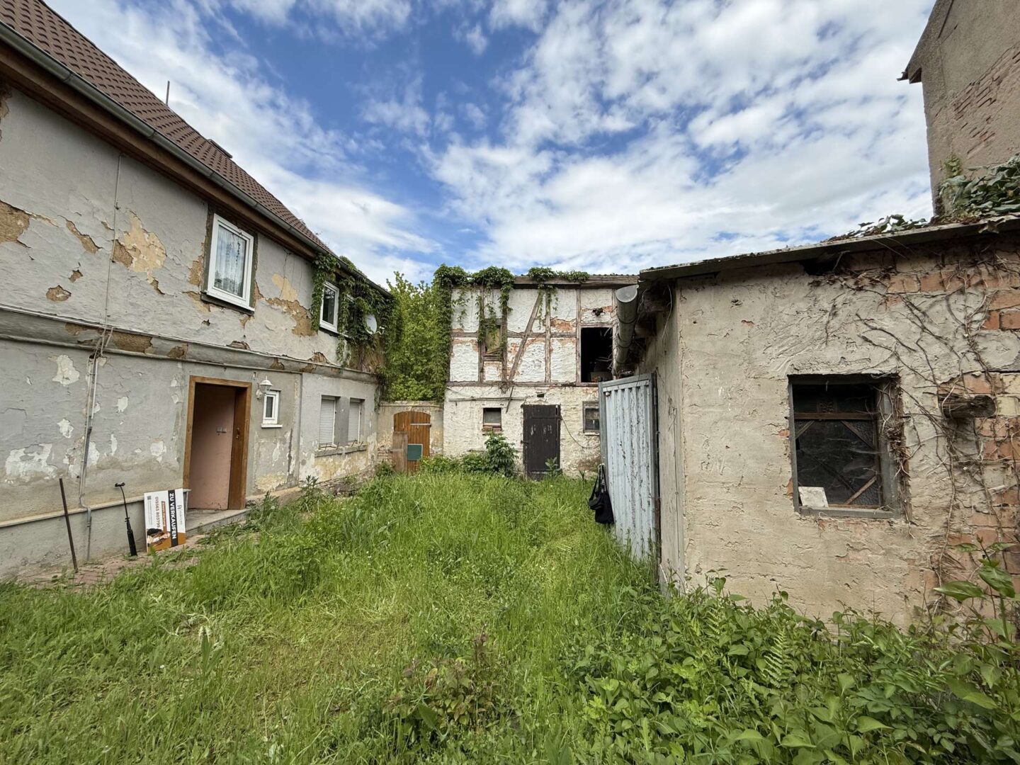 Hof mit Nebengebäuden