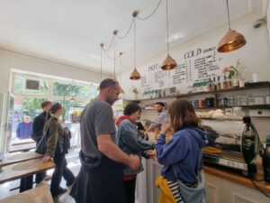 Verkaufsbereich Kunden mit Tischen