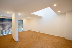 Der Blick auf die zukünftige Küche mit Deckenausschnitt (Siehe Raffstoreanlage im gesamten Haus)