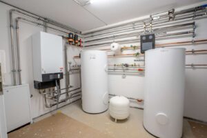 Aufgeräumter Heizungskeller mit Wärmepumpe und Technik