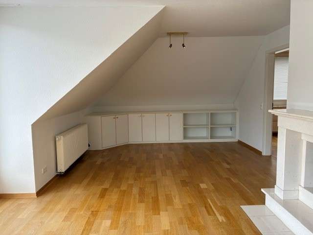 Wohnzimmer mit Einbauschränken