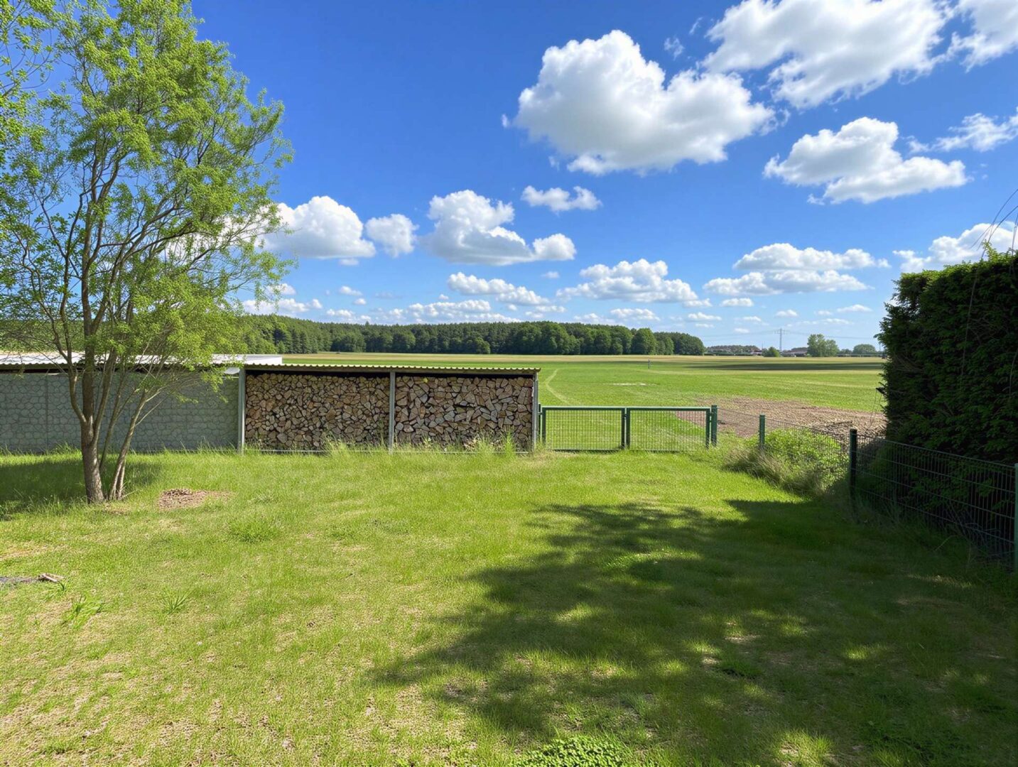 Panoramablick ins Hinterland - (KI generiert)