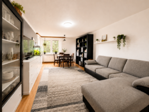 großzügiges Wohnzimmer