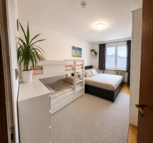 Schlafzimmer mit Balkonblick