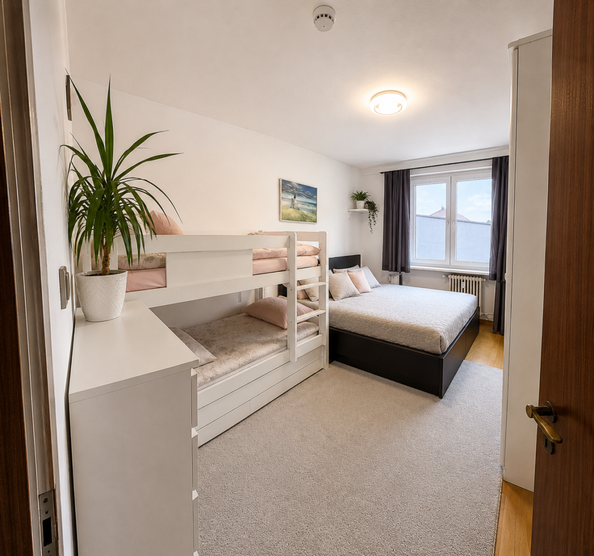 Schlafzimmer mit Balkonblick