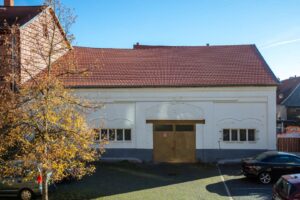 Gebäude mit Garagenstellplätzen
