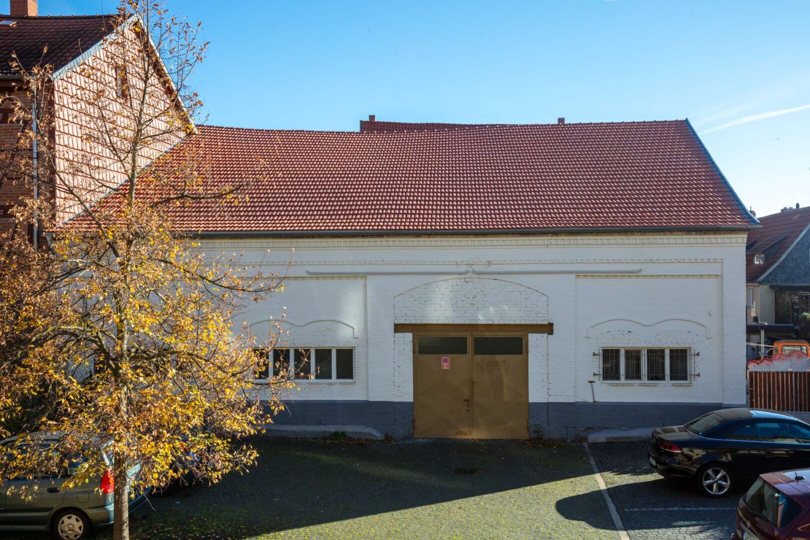 Gebäude mit Garagenstellplätzen
