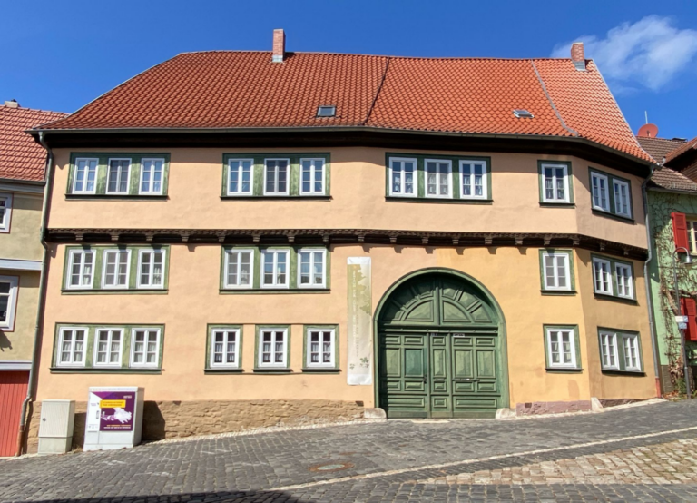 Straßensicht Wohnhaus