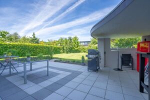 Laube und Terrasse