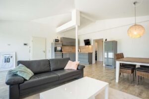 Offener Wohn-Ess und Kochbereich im Penthouse