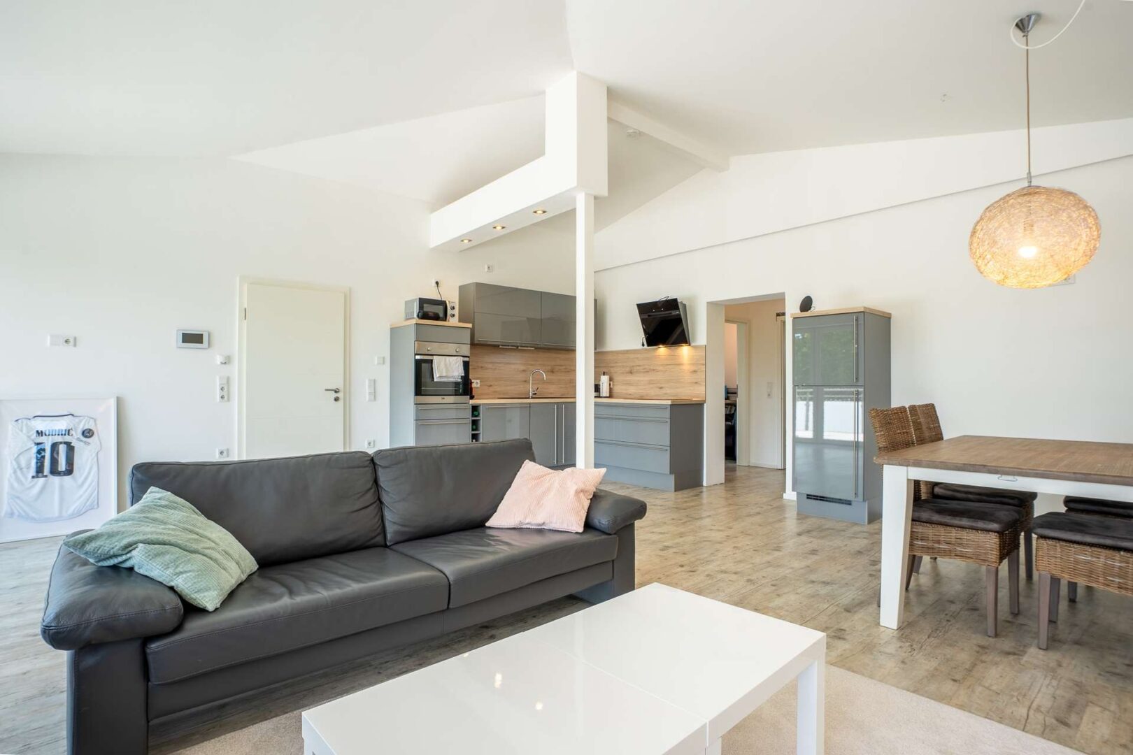 Offener Wohn-Ess und Kochbereich im Penthouse