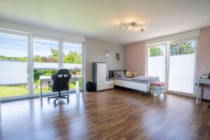 Schlafzimmer mit eigenem Badezimmer im Obergeschoss