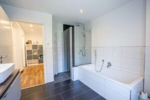 Das große Badezimmer mit Wanne & Dusche im Obergeschoss