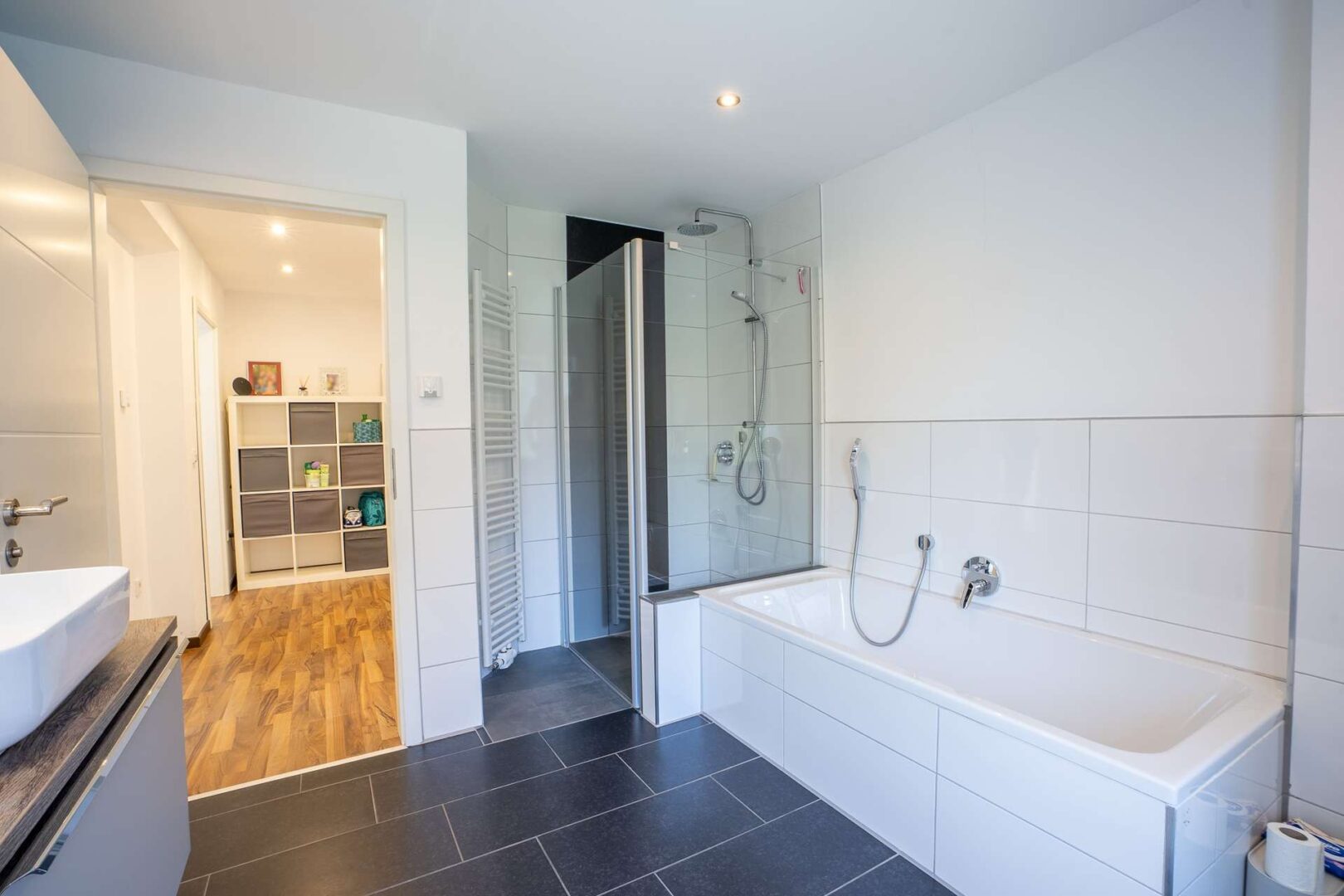 Das große Badezimmer mit Wanne & Dusche im Obergeschoss
