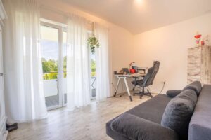 Schlafzimmer mit Zugang zur Terrasse im Penthouse