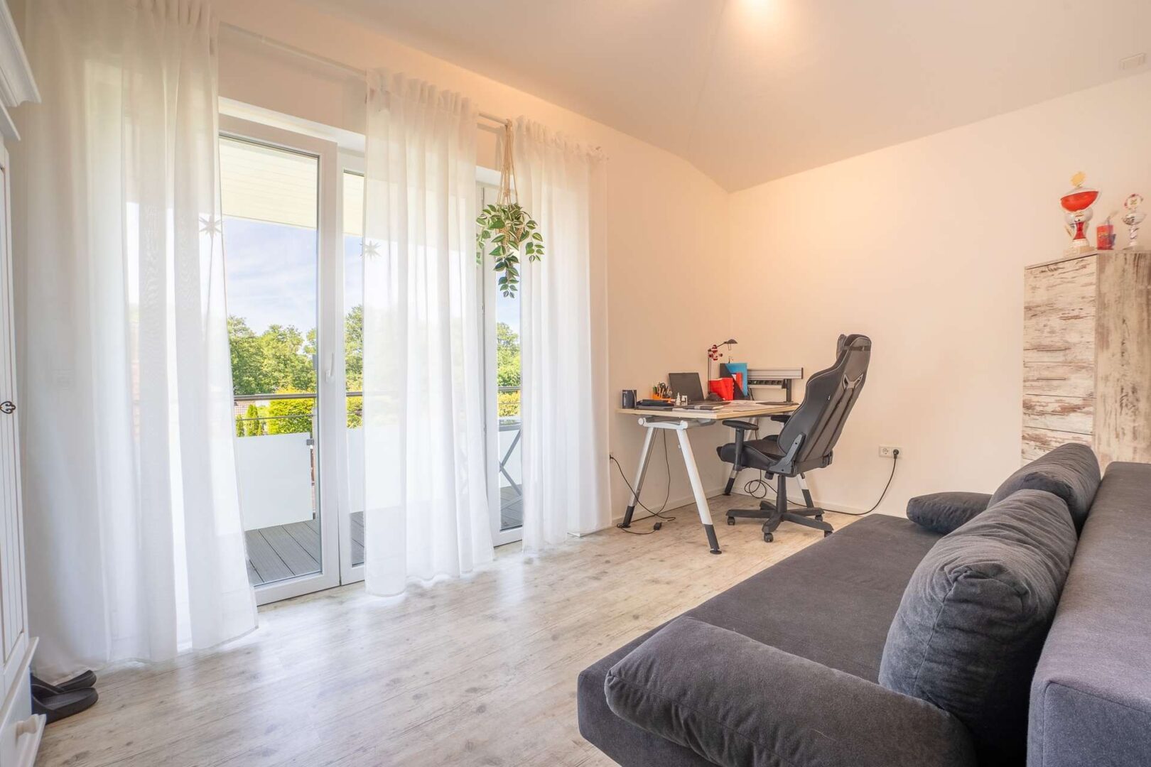 Schlafzimmer mit Zugang zur Terrasse im Penthouse
