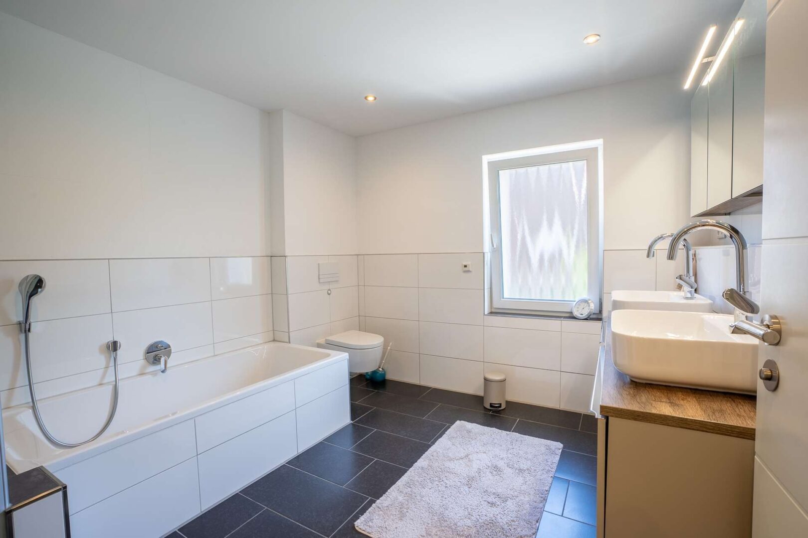 Das große Badezimmer mit Wanne & Dusche im Obergeschoss