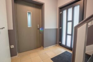 Treppenhaus mit Aufzug