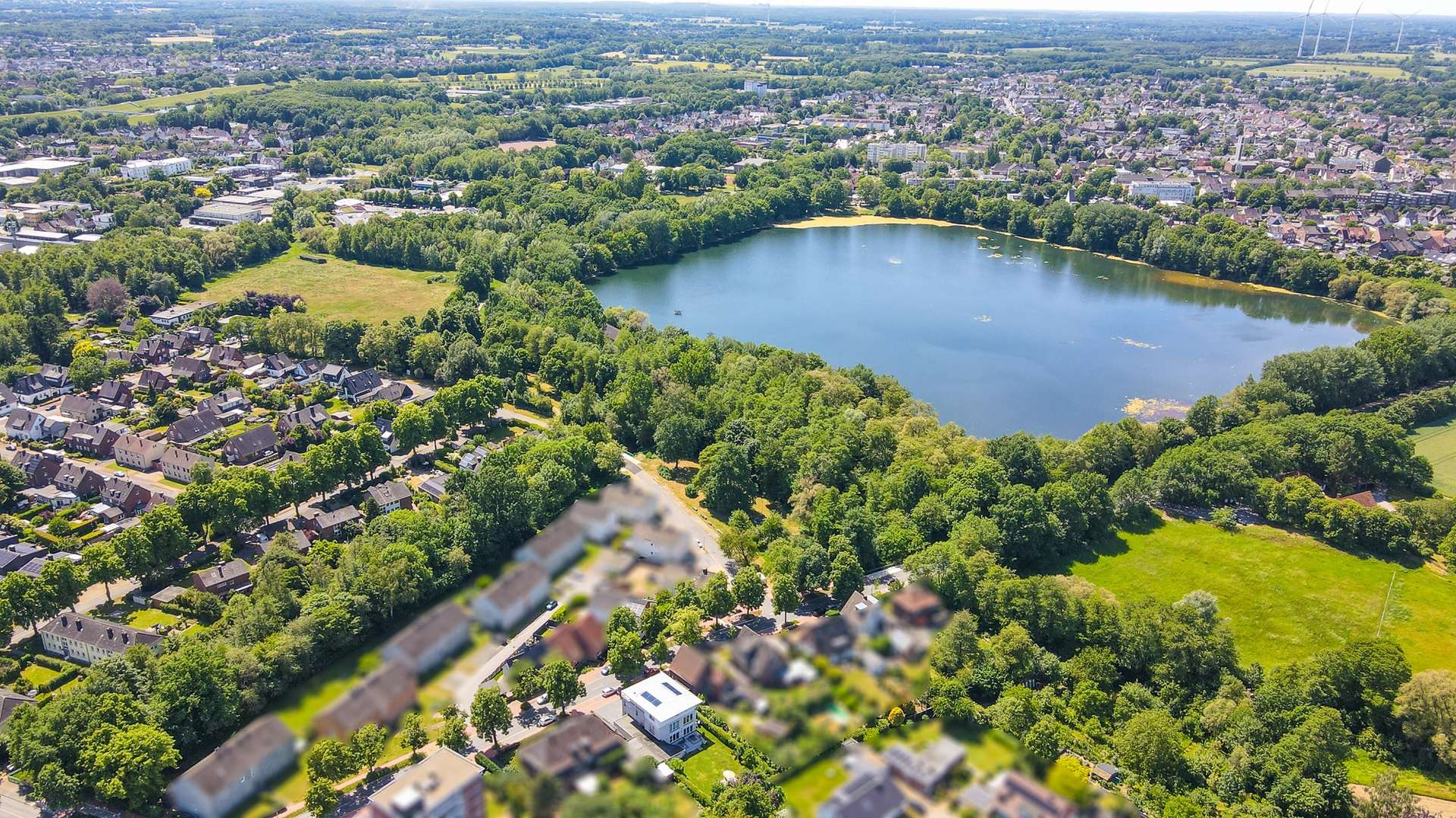 Luftansicht mit dem Blauen See