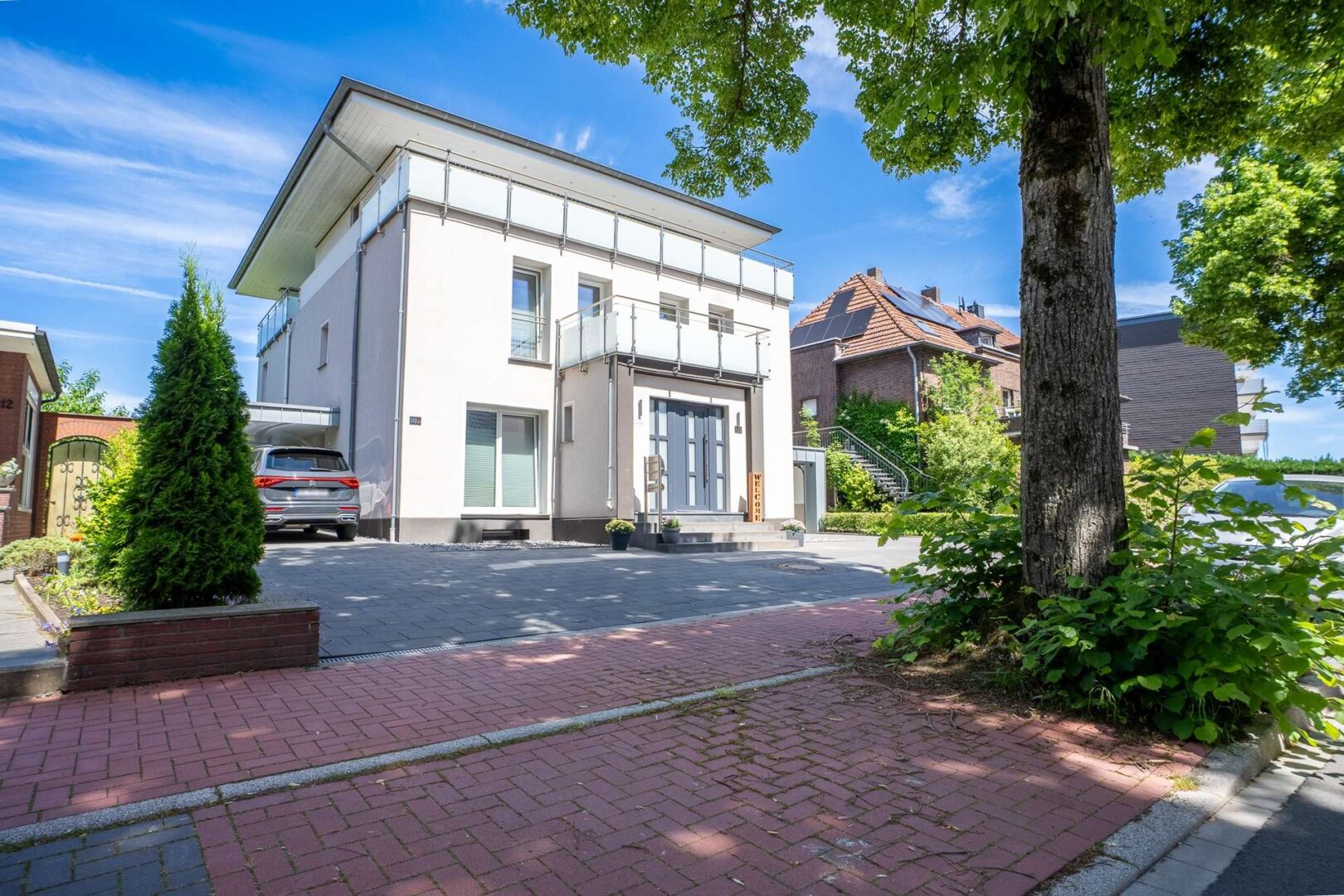 Einfahrts-Bereich mit ausreichend Platz für 4-6 Autos