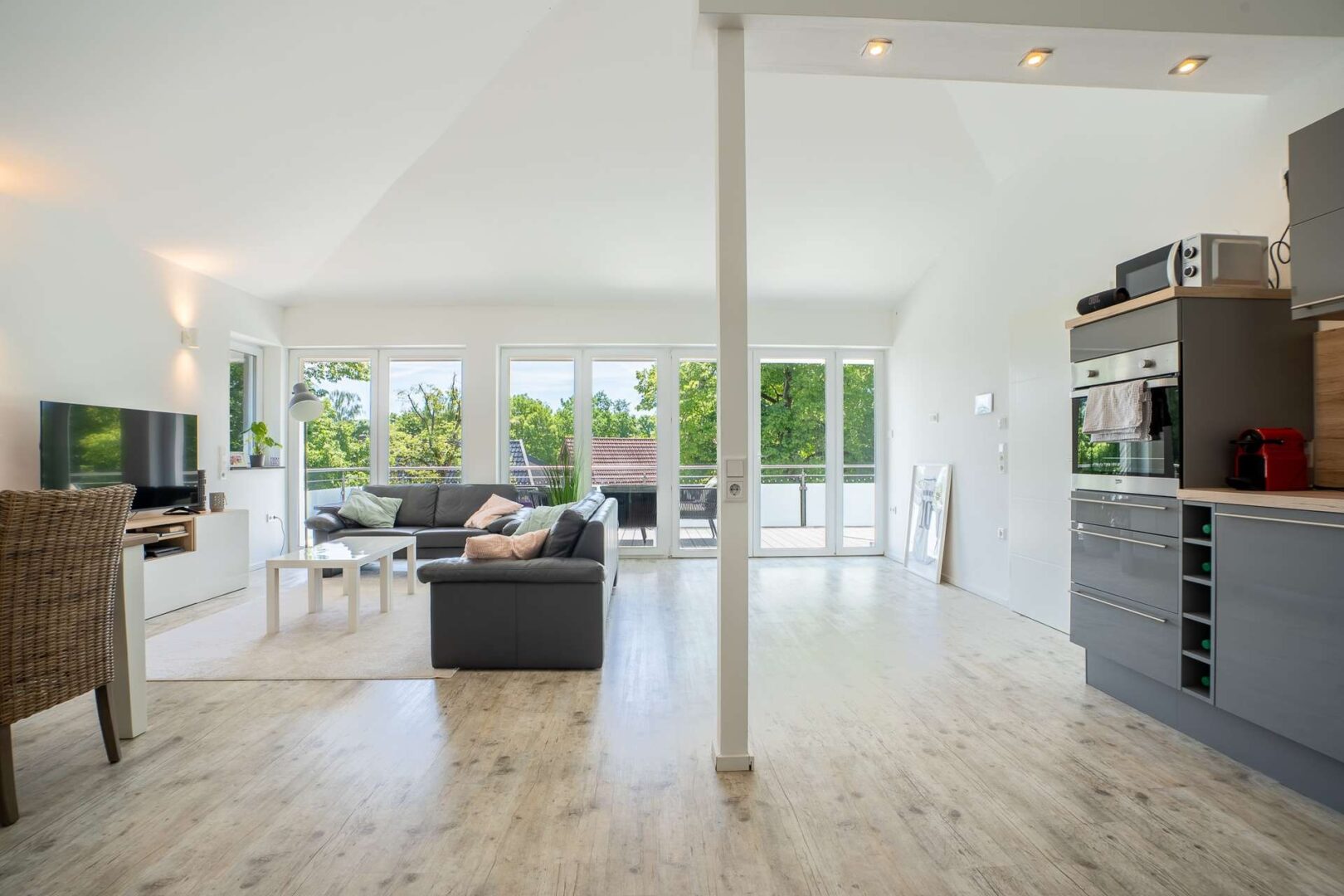Wohn-Esszimmer mit Küche in der Penthouse-Wohnung