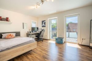 Schlafzimmer mit Zugang zum Balkon