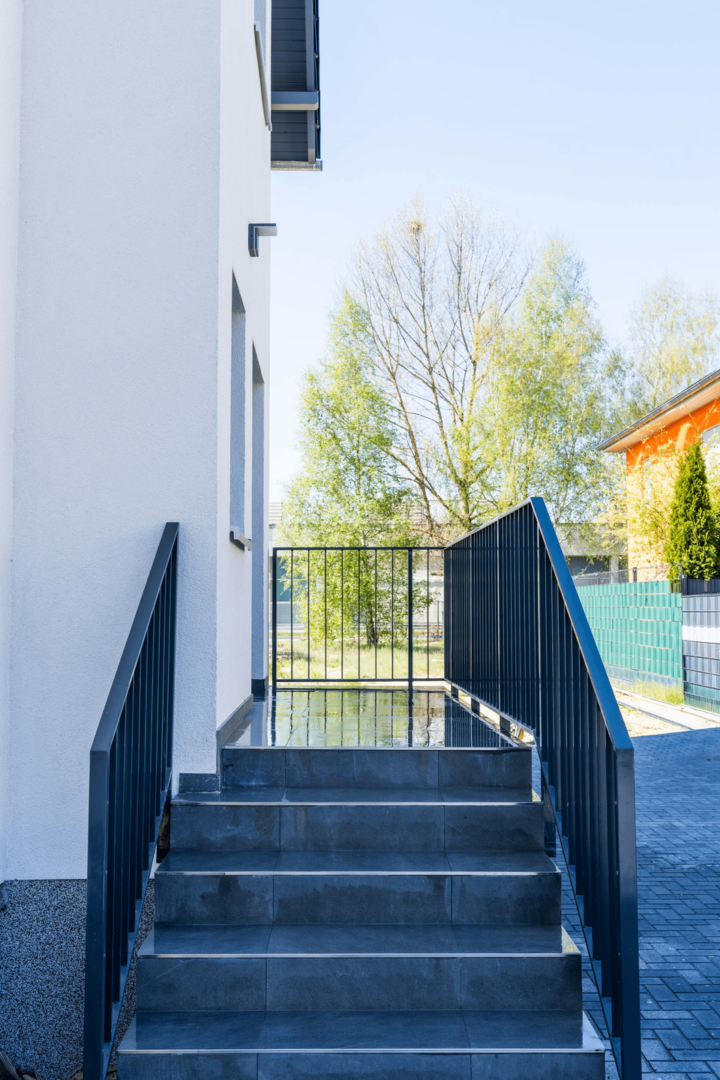 Hauseingang mit Blick in den Garten