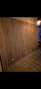 Holzvertäfelte Wand