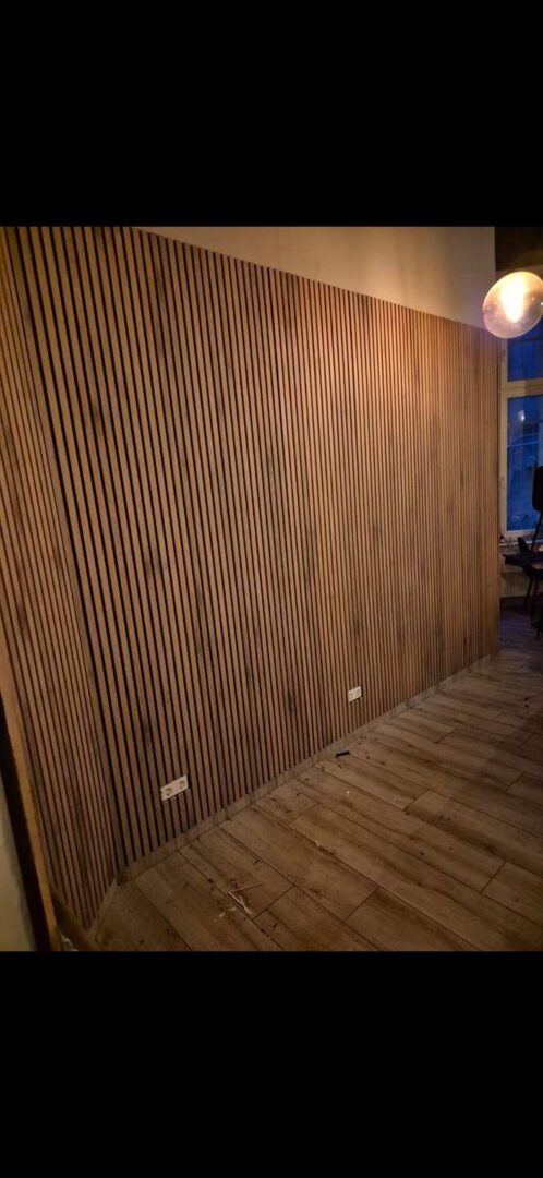Holzvertäfelte Wand
