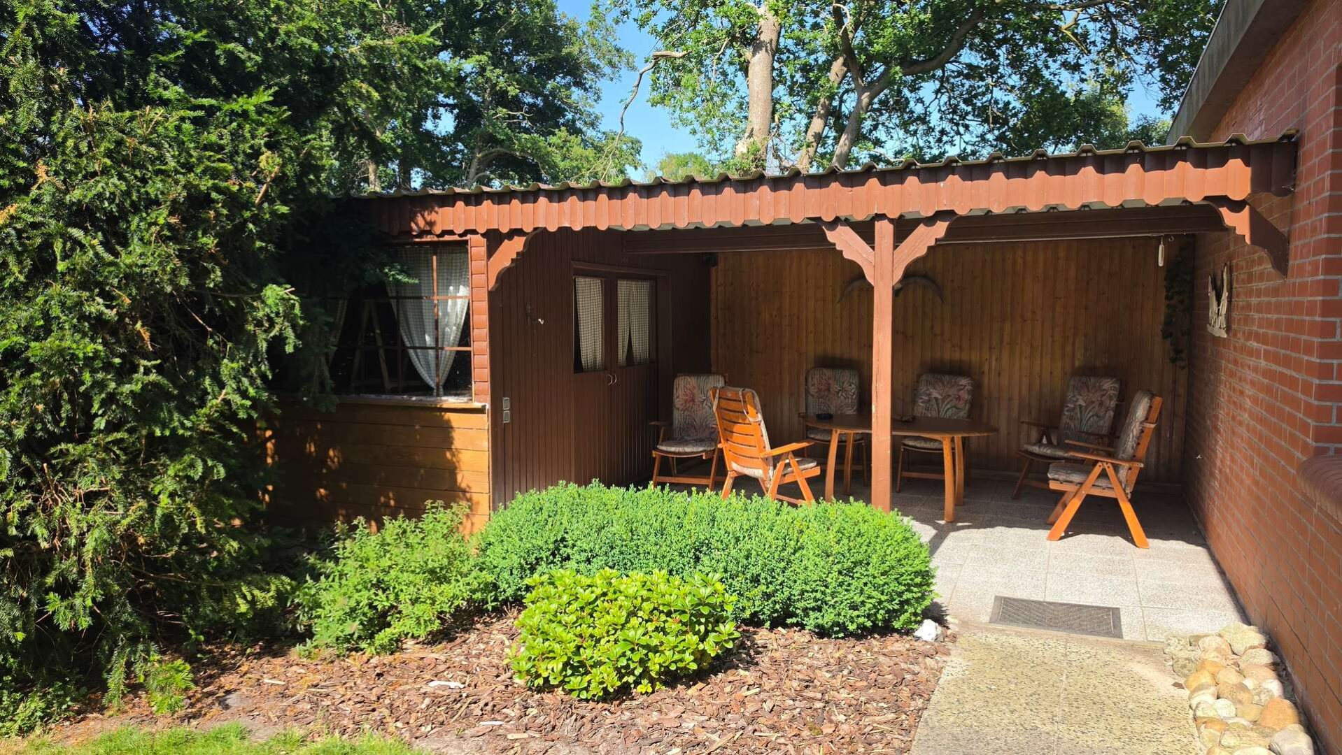 Partyschuppen und Terrasse