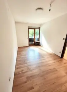 Schlafzimmerblick zum Balkon Ist-Zustand - (KI generiert)