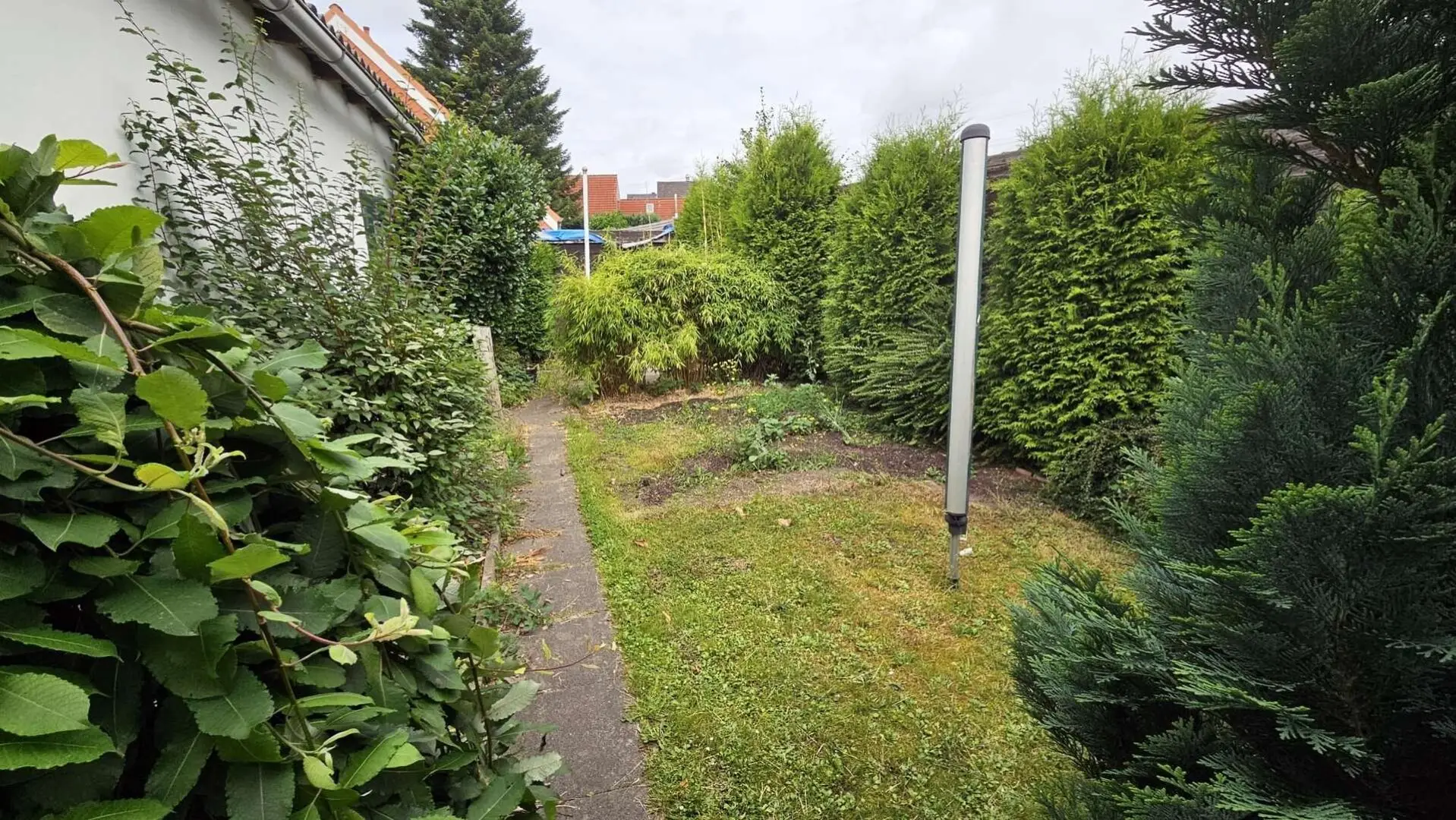 2517 Garten hinten