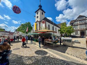 Historische Altstadt mit regelmäßigen Veranstaltungen (Hier Wochenmarkt)