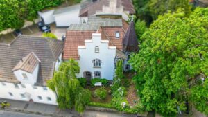 Luftbild der Villa mit Garten