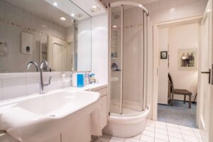 Zeitloses Badezimmer mit Whirlpool-Badewanne und Dusche
